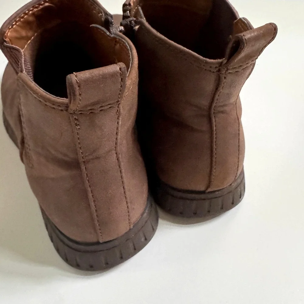 EuroSoft Sofft Ankle Boots 8.5M Brown Faux Leather Side Zip Chelsea Lug Sole